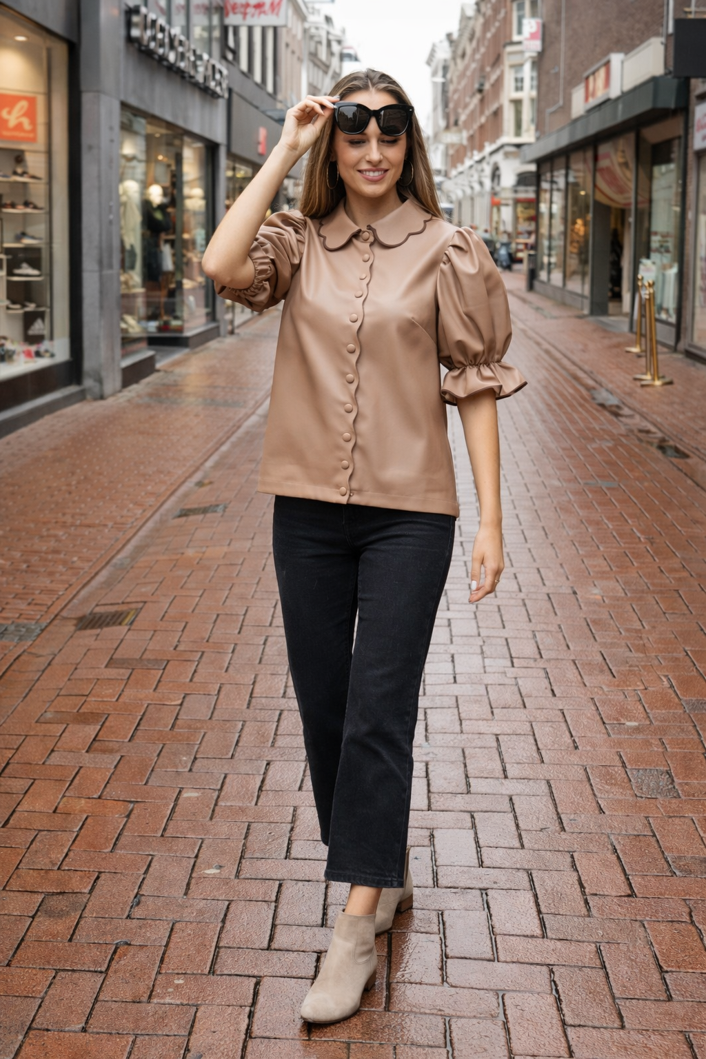 Dahlie – Camelkleurige Dames Imitatieleren Blouse Met Pofmouwen