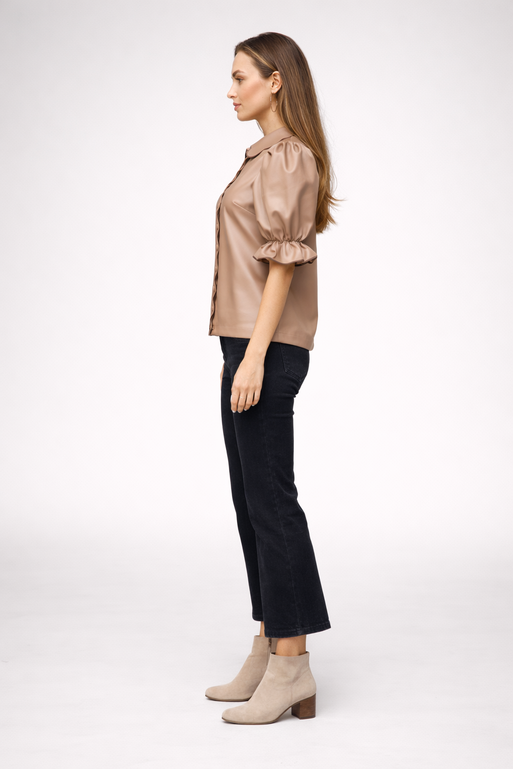 Dahlie – Camelkleurige Dames Imitatieleren Blouse Met Pofmouwen