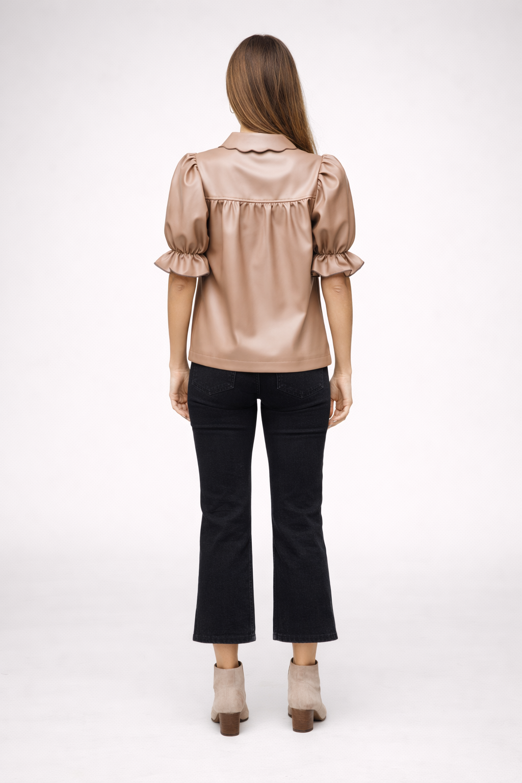 Dahlie – Camelkleurige Dames Imitatieleren Blouse Met Pofmouwen
