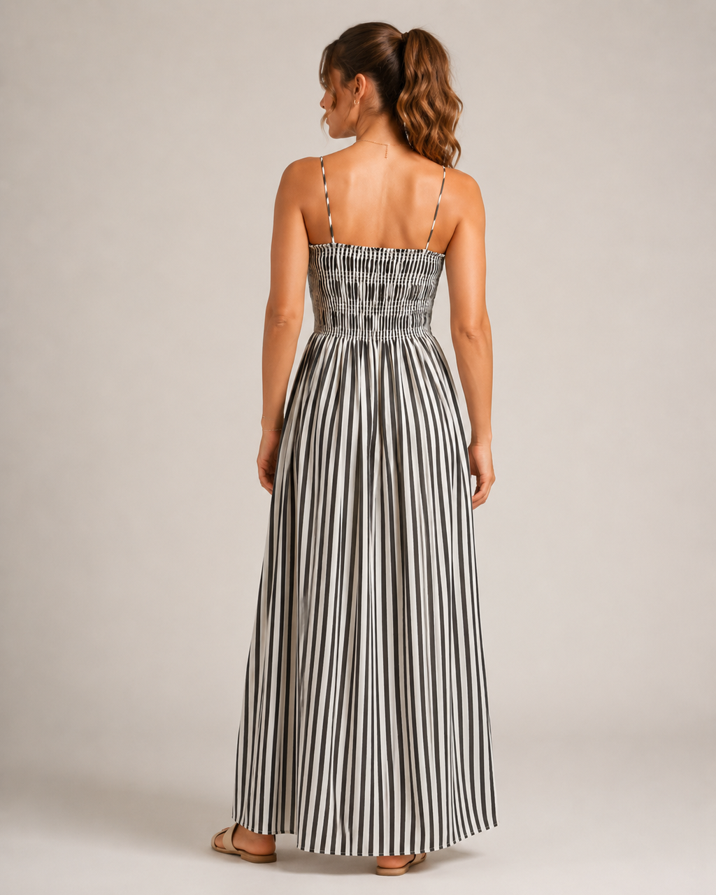 Mirabel - Gestreepte Maxi-jurk Met Smocktop En Spaghettibandjes