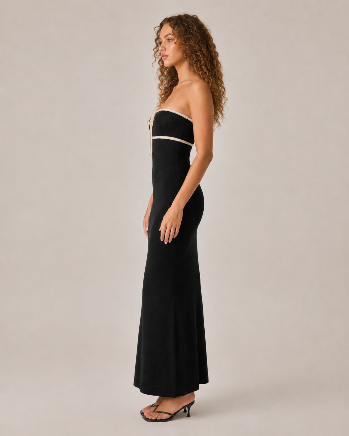 Megan - Crème Bouclé Jurk met Off-shoulder Halslijn en Contrastbies