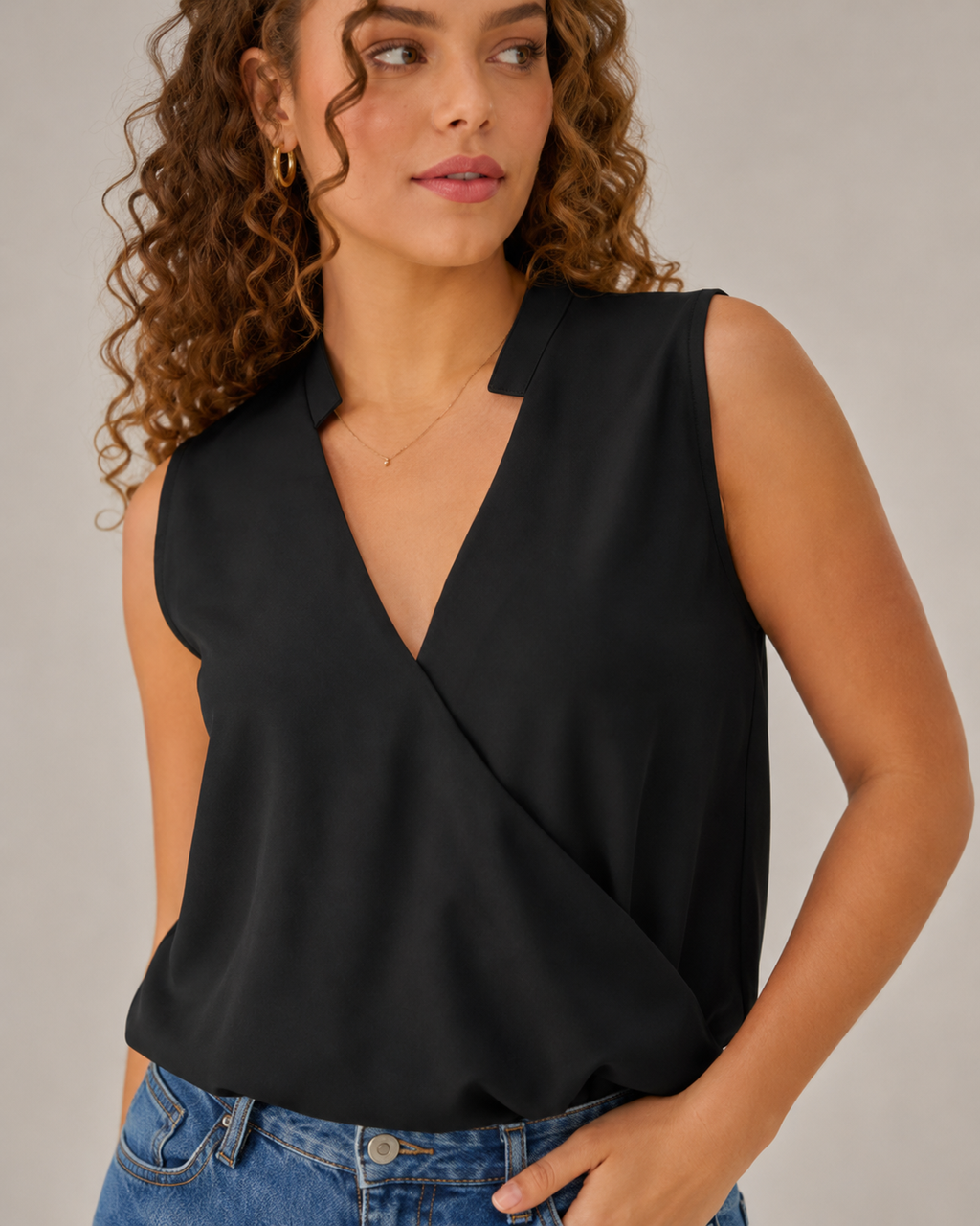 Nienke - Mouwloze Blouse met V-hals en Overslagdetail