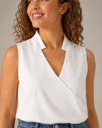 Nienke - Mouwloze Blouse met V-hals en Overslagdetail