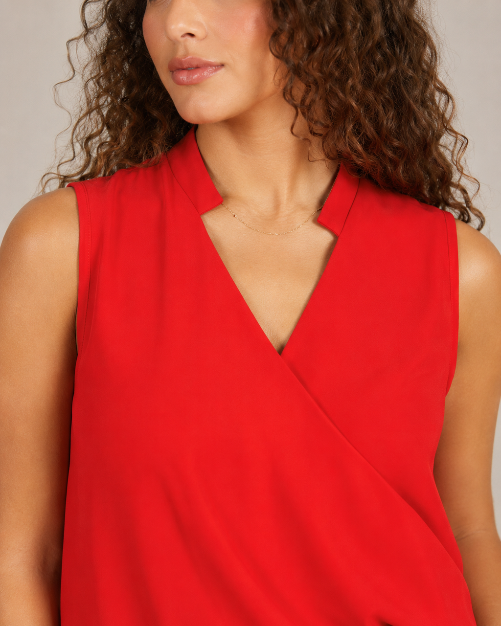 Nienke - Mouwloze Blouse met V-hals en Overslagdetail