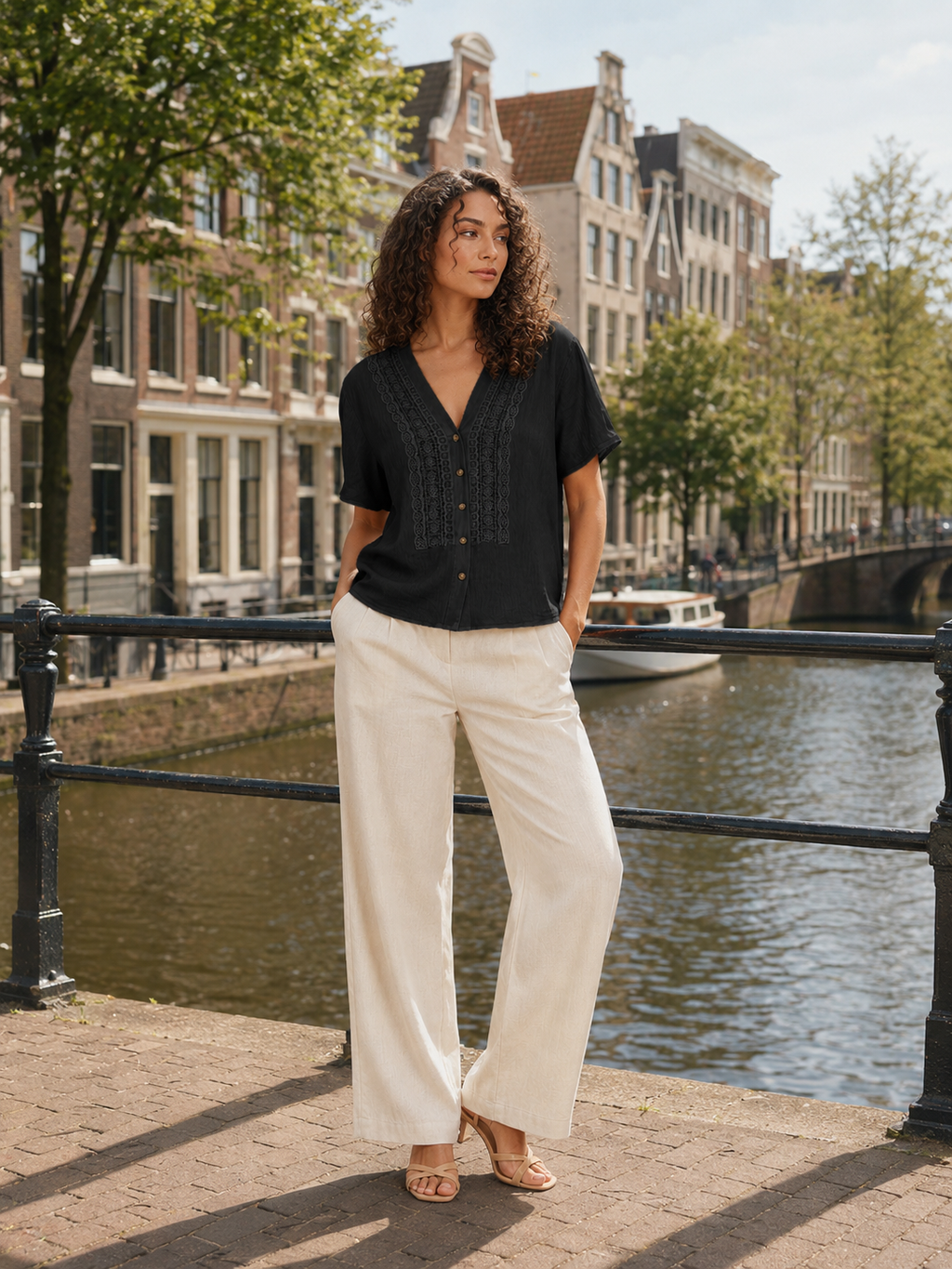 Solévia - Dames Blouse Met Kanten V-hals En Knoopsluiting