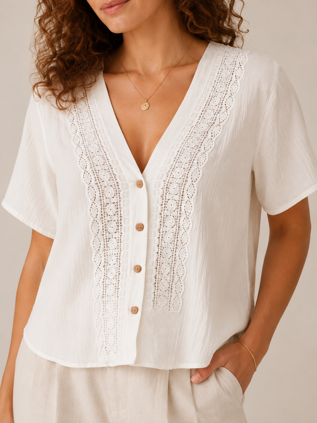 Solévia - Dames Blouse Met Kanten V-hals En Knoopsluiting
