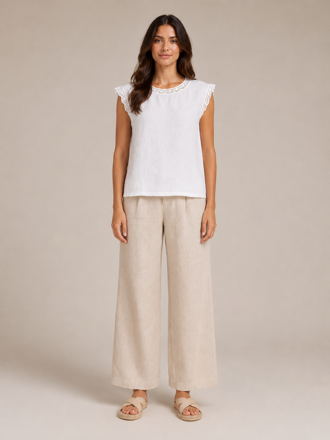 Savarine - Dames Blouse Met Kanten Halslijn En Schouderdetails