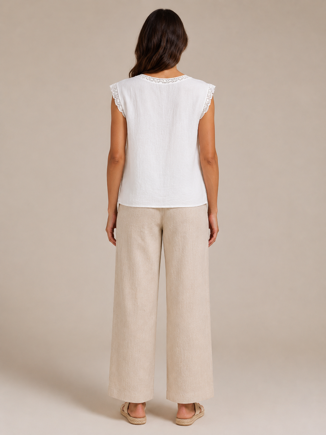 Savarine - Dames Blouse Met Kanten Halslijn En Schouderdetails