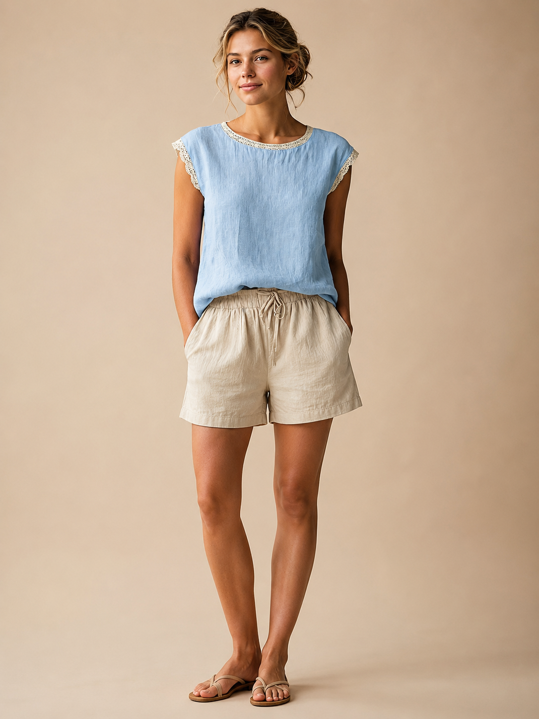 Savarine - Dames Blouse Met Kanten Halslijn En Schouderdetails