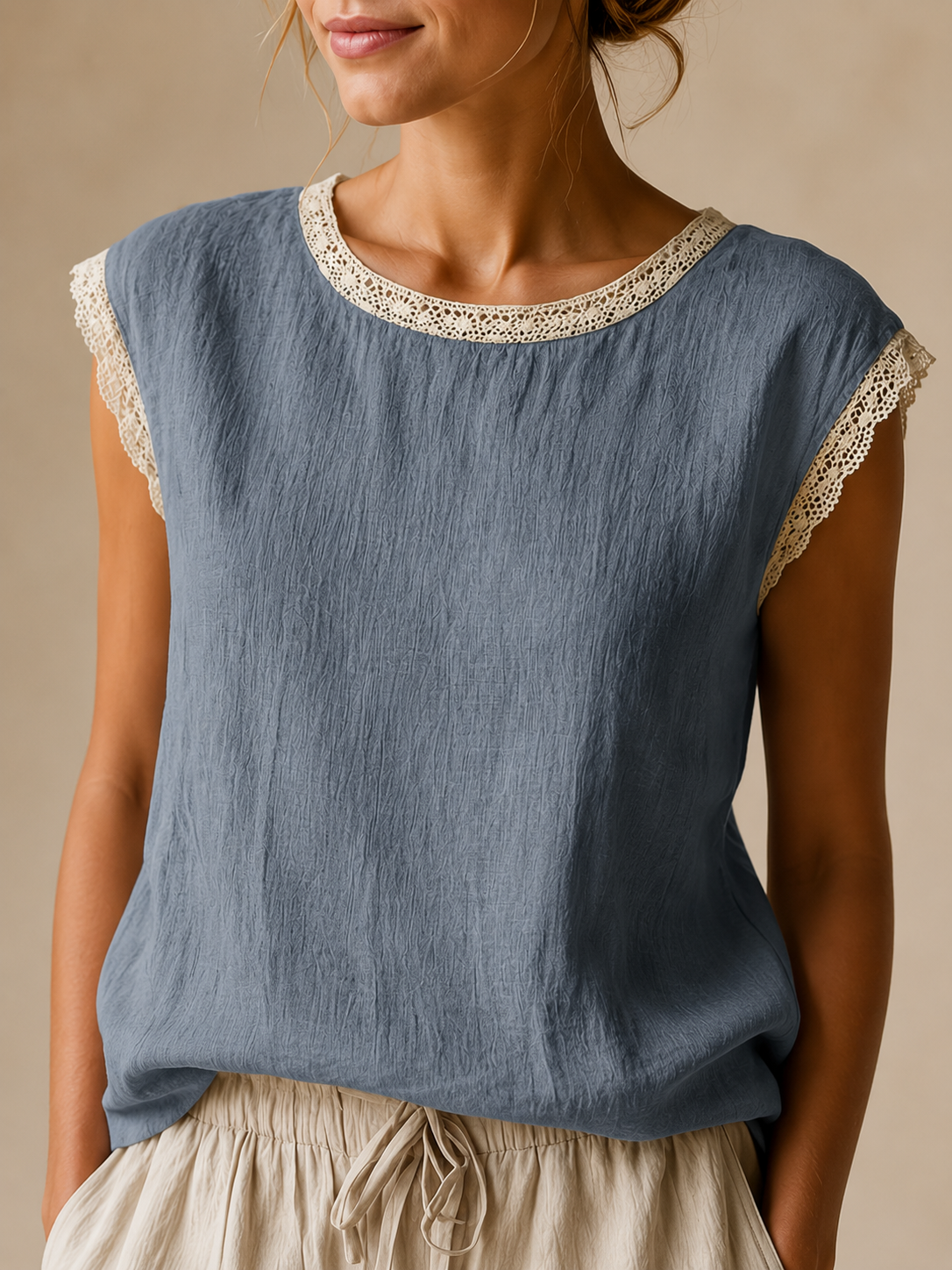 Savarine - Dames Blouse Met Kanten Halslijn En Schouderdetails
