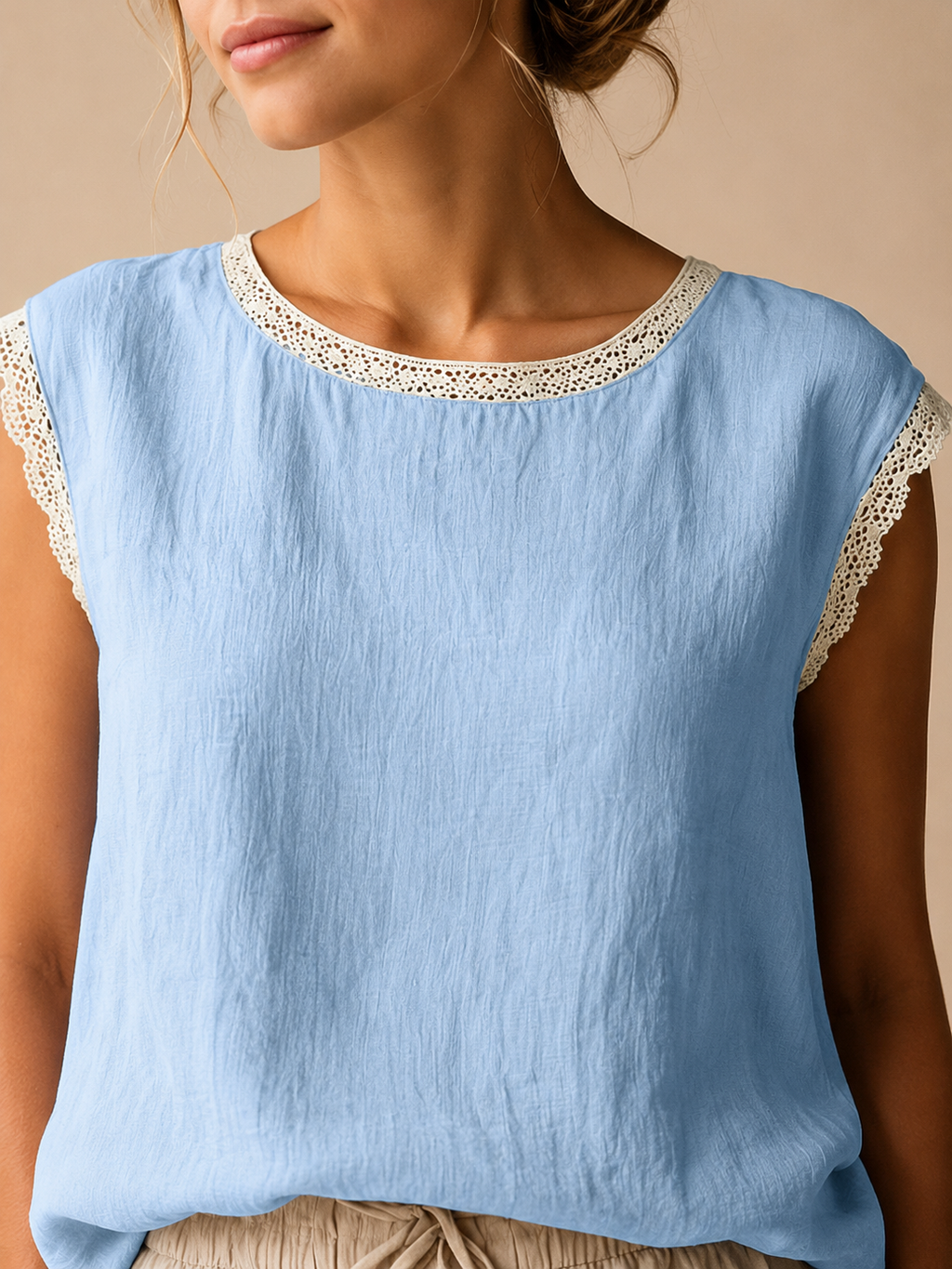 Savarine - Dames Blouse Met Kanten Halslijn En Schouderdetails