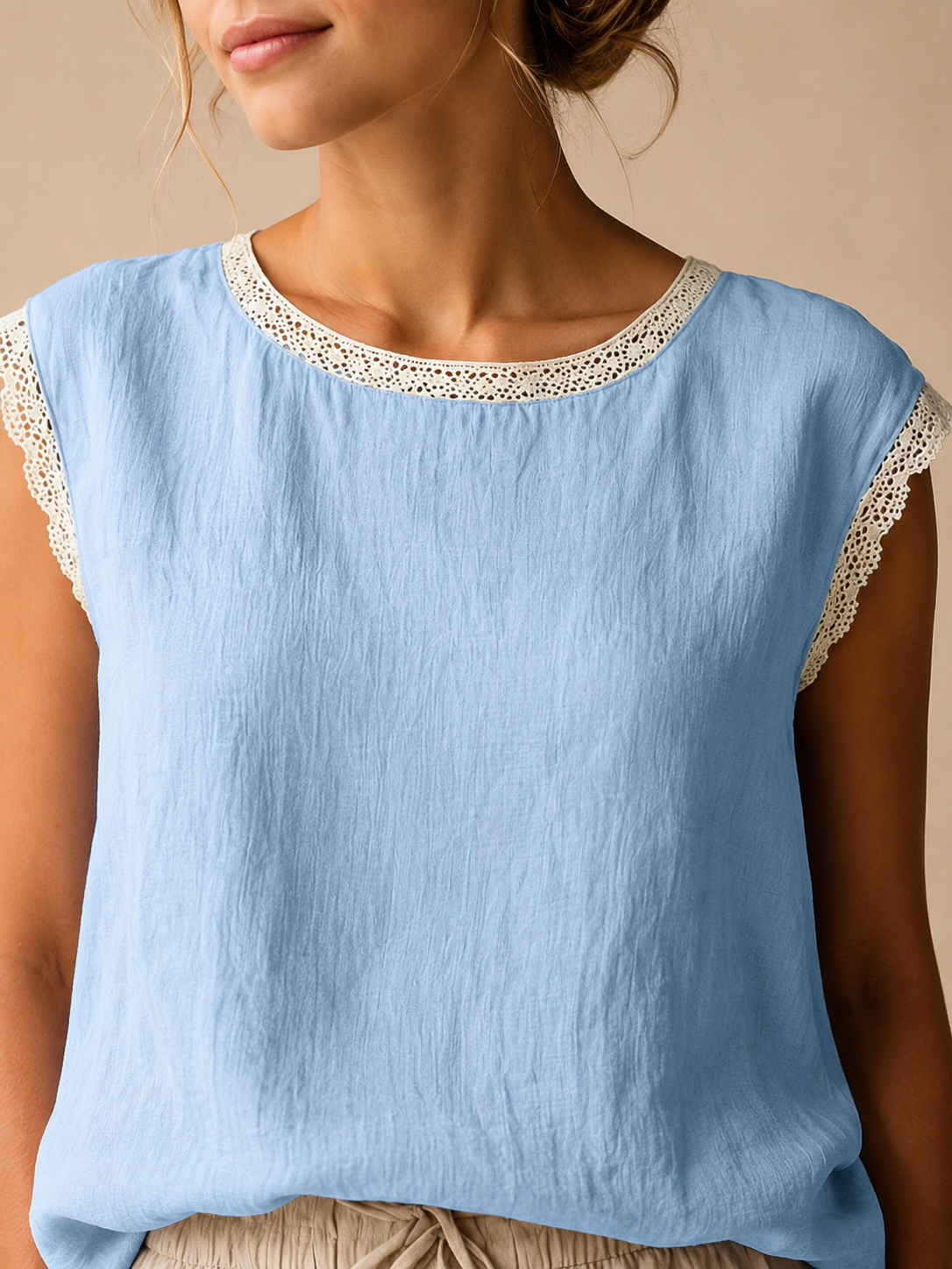Savarine - Dames Blouse Met Kanten Halslijn En Schouderdetails