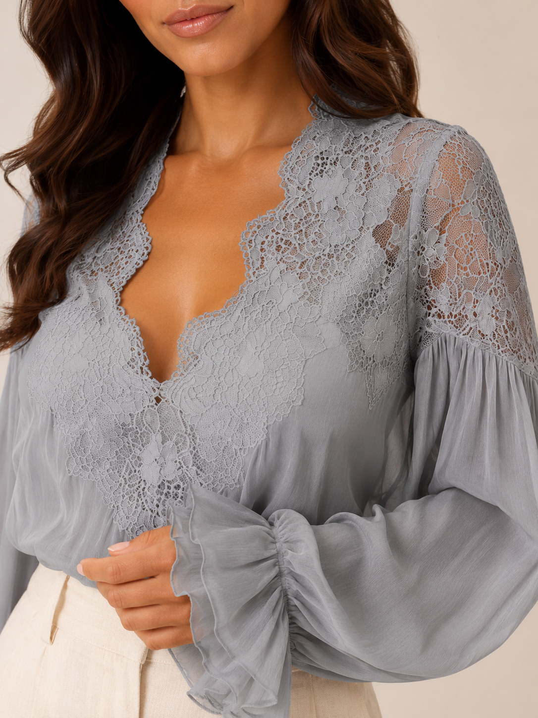 Sélénora - Dames Kanten Blouse Met V-hals En Pofmouwen