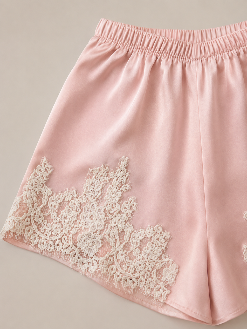 Palina - Dames Satijnen Short Met Kantdetails En Hoge Taille