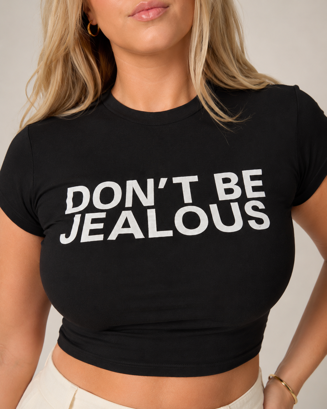 Joya - Zwart Crop T-shirt met Witte Tekstprint