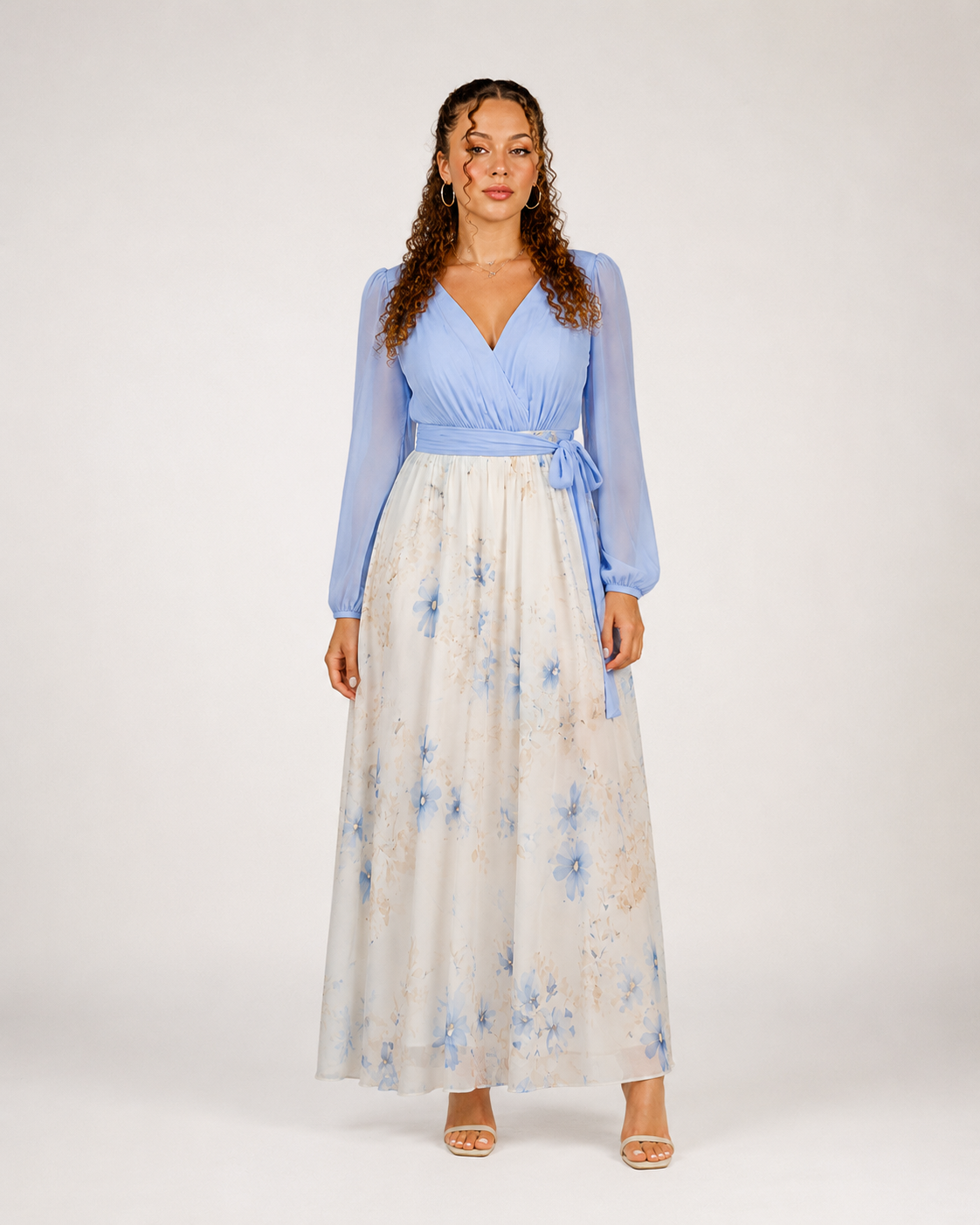 Kavira - Lichtblauwe Bloemen Maxi-jurk Met V-Hals En Transparante Mouwen