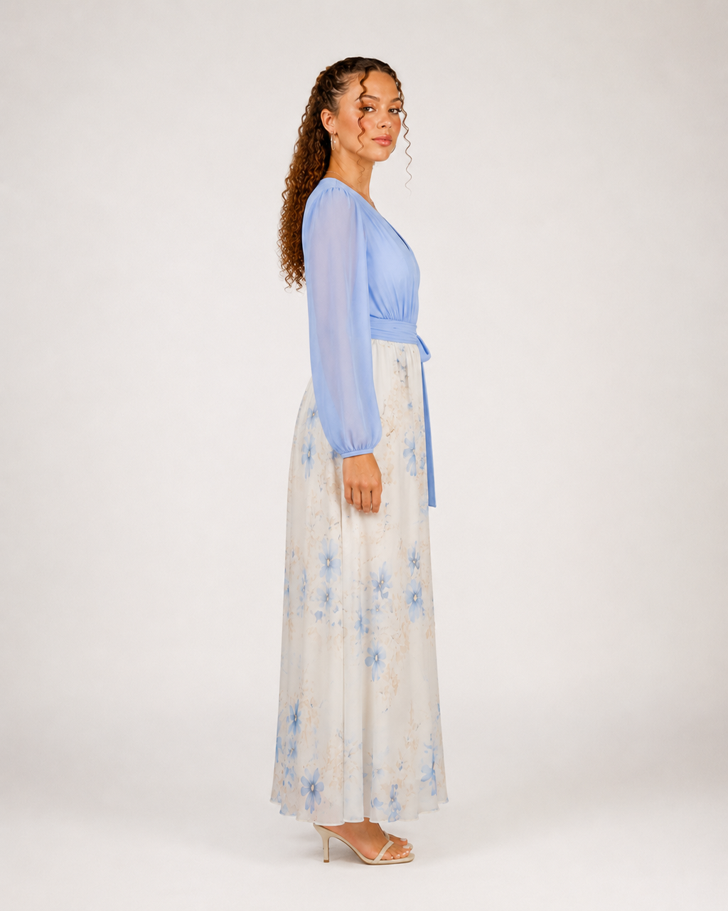 Kavira - Lichtblauwe Bloemen Maxi-jurk Met V-Hals En Transparante Mouwen