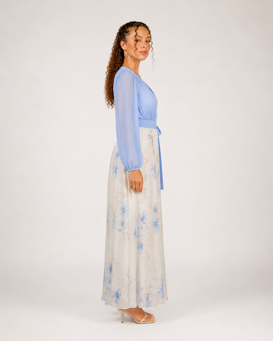 Kavira - Lichtblauwe Bloemen Maxi-jurk Met V-Hals En Transparante Mouwen