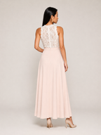 Klara - Lichtroze Kanten Maxi-jurk Met Tailleaccent