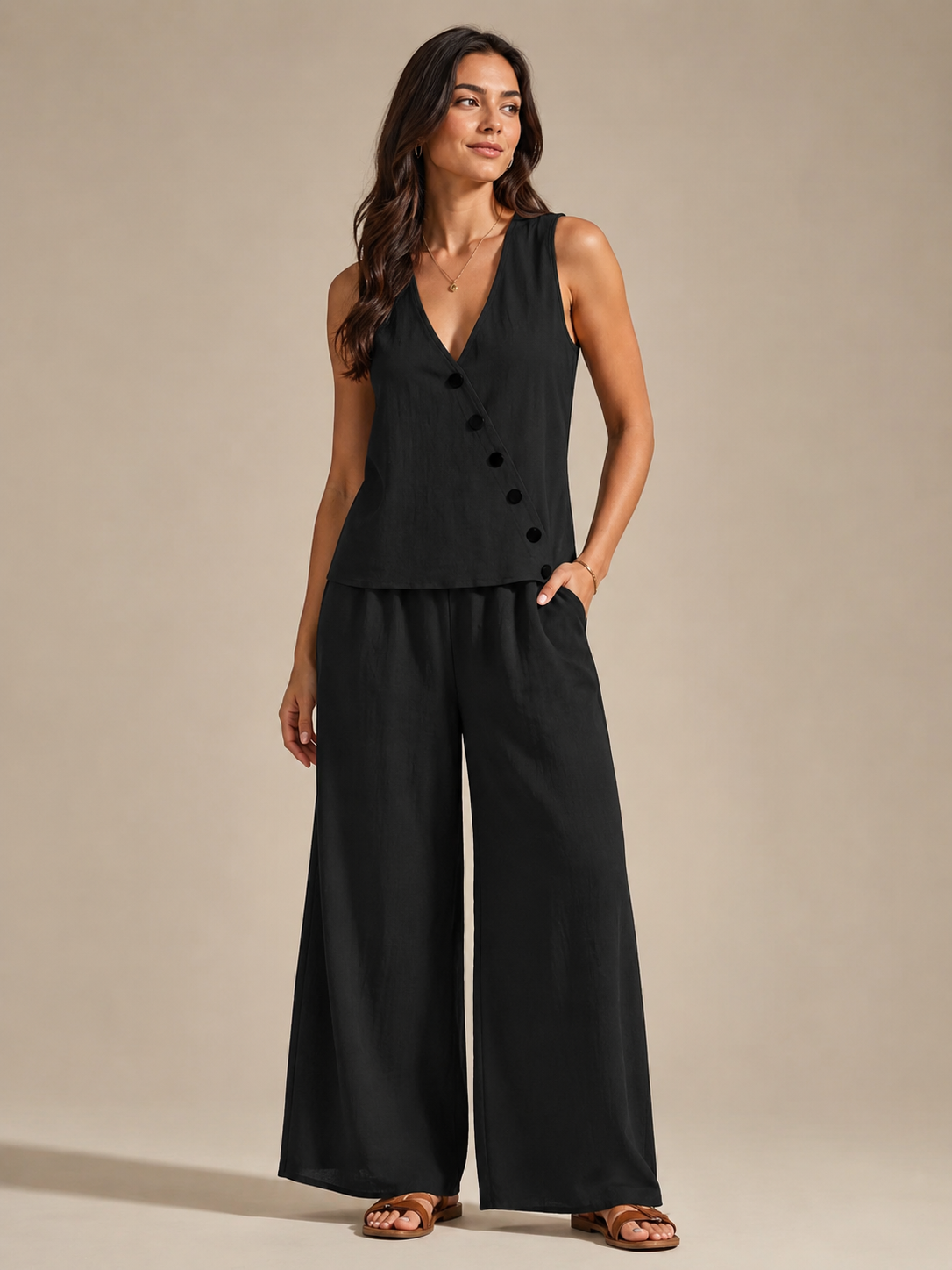 Ubah - Tweedelige damesset met V-halstop, asymmetrische knoopsluiting en wijde broek