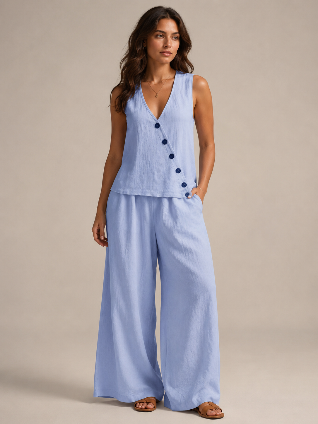 Ubah - Tweedelige damesset met V-halstop, asymmetrische knoopsluiting en wijde broek