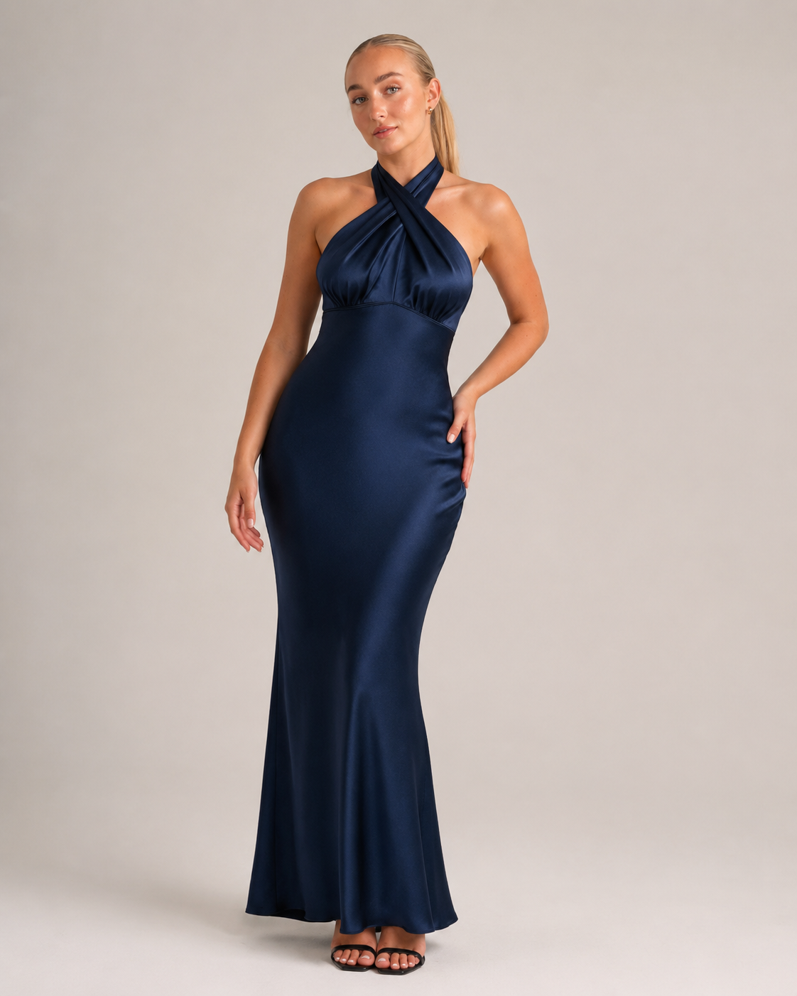 Leonora - Halter Avondjurk Met Open Rug Voor Gala