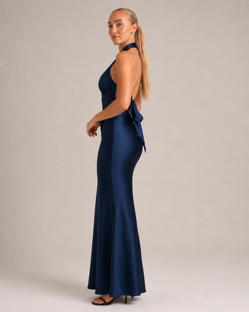 Leonora - Halter Avondjurk Met Open Rug Voor Gala