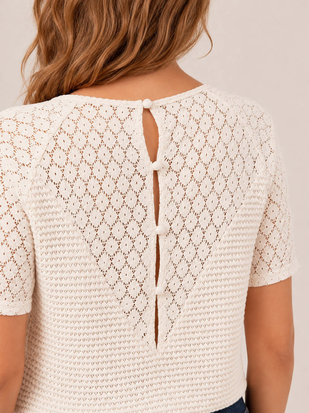 Pernille - Beige T-shirt Dames Met V-Hals En Luchtige Pasvorm