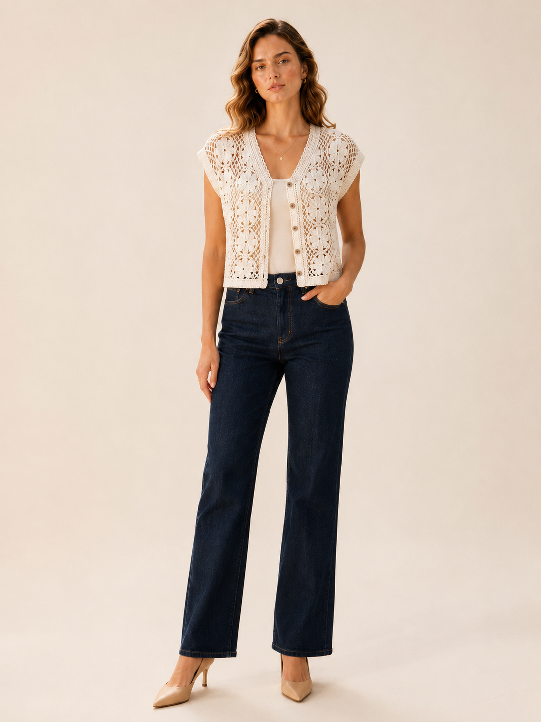 Paulina - Witte Dames Jacquard Top Met V-Hals En Open Details