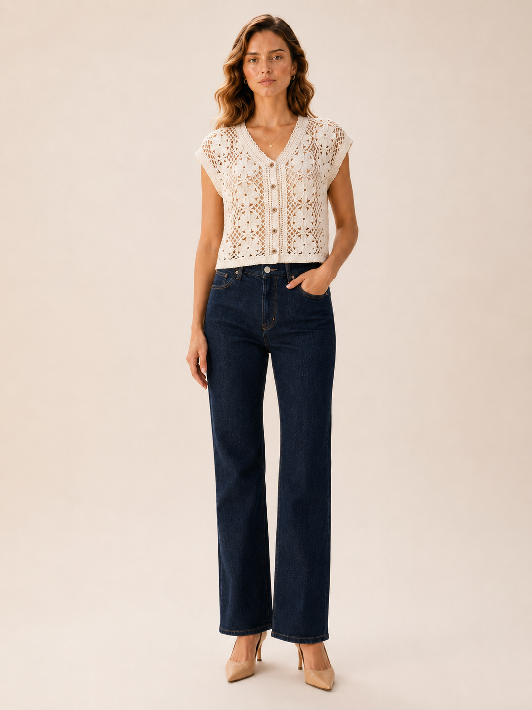 Paulina - Witte Dames Jacquard Top Met V-Hals En Open Details
