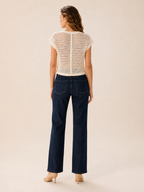 Paulina - Witte Dames Jacquard Top Met V-Hals En Open Details