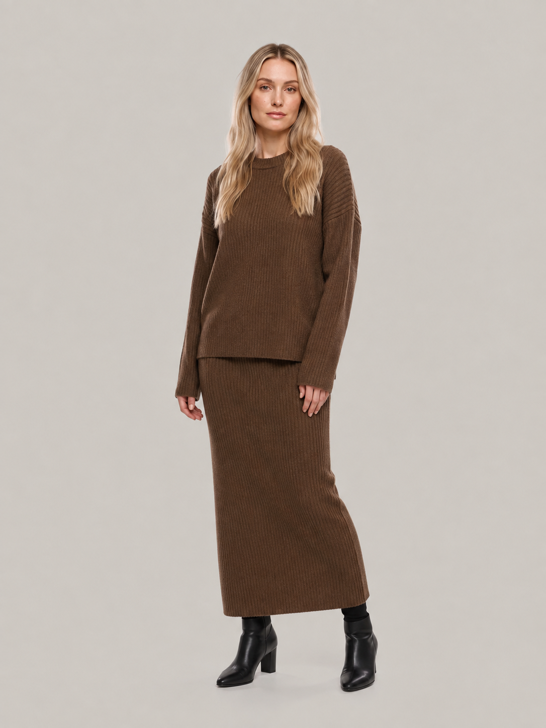 Ylva - dames truipak met ribgebreide trui en aansluitende rok in los model