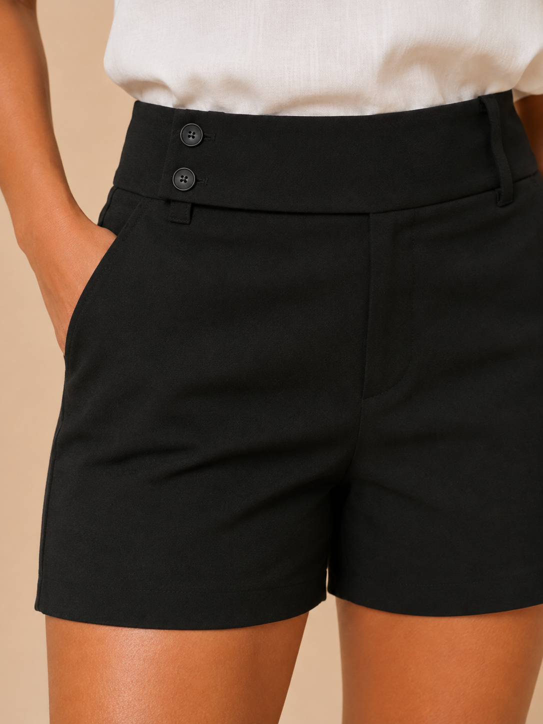 Aletta - Aansluitende shorts met dubbele knoopdetails