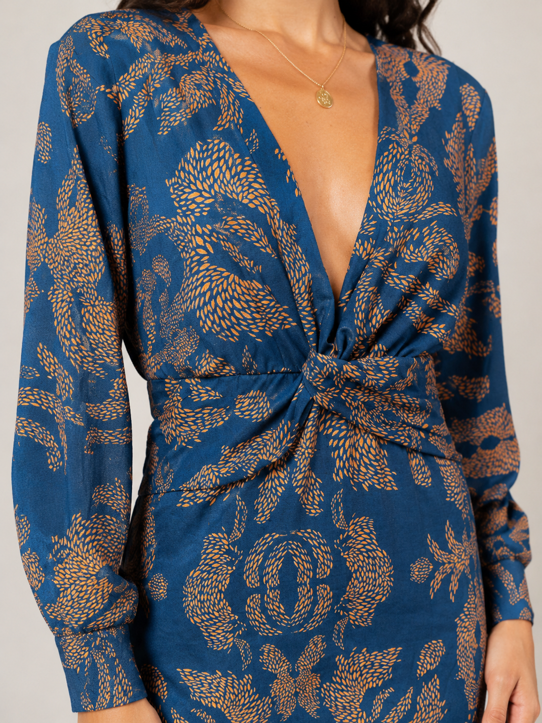 Milena - Donkerblauwe Midi-jurk Met Bloemenprint En Knoopdetail