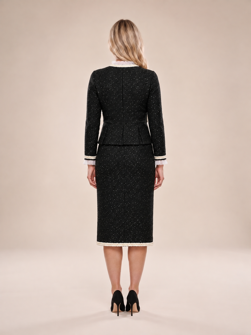 Odile - zwart getailleerd dames tweed pak met rok en pareldetails