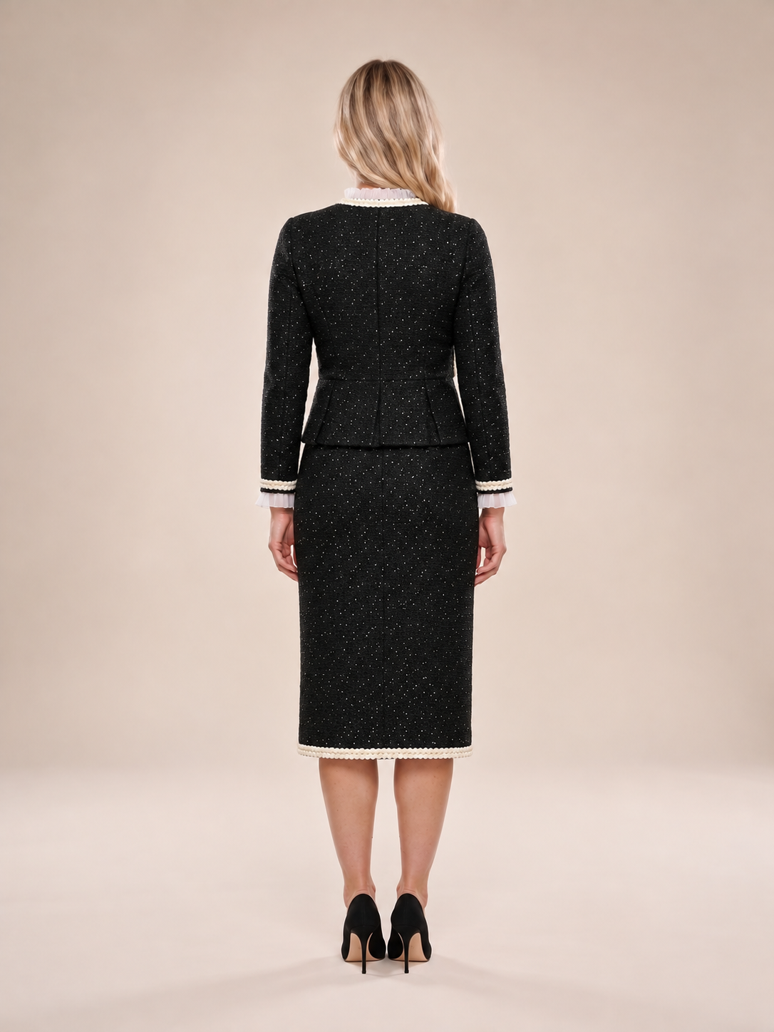 Odile - zwart getailleerd dames tweed pak met rok en pareldetails