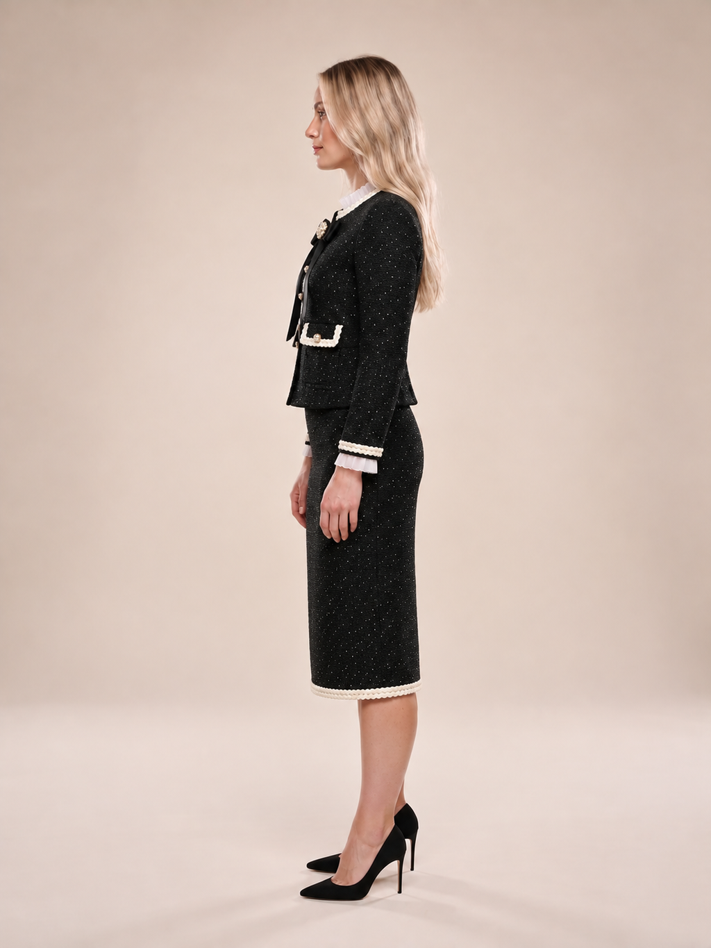 Odile - zwart getailleerd dames tweed pak met rok en pareldetails