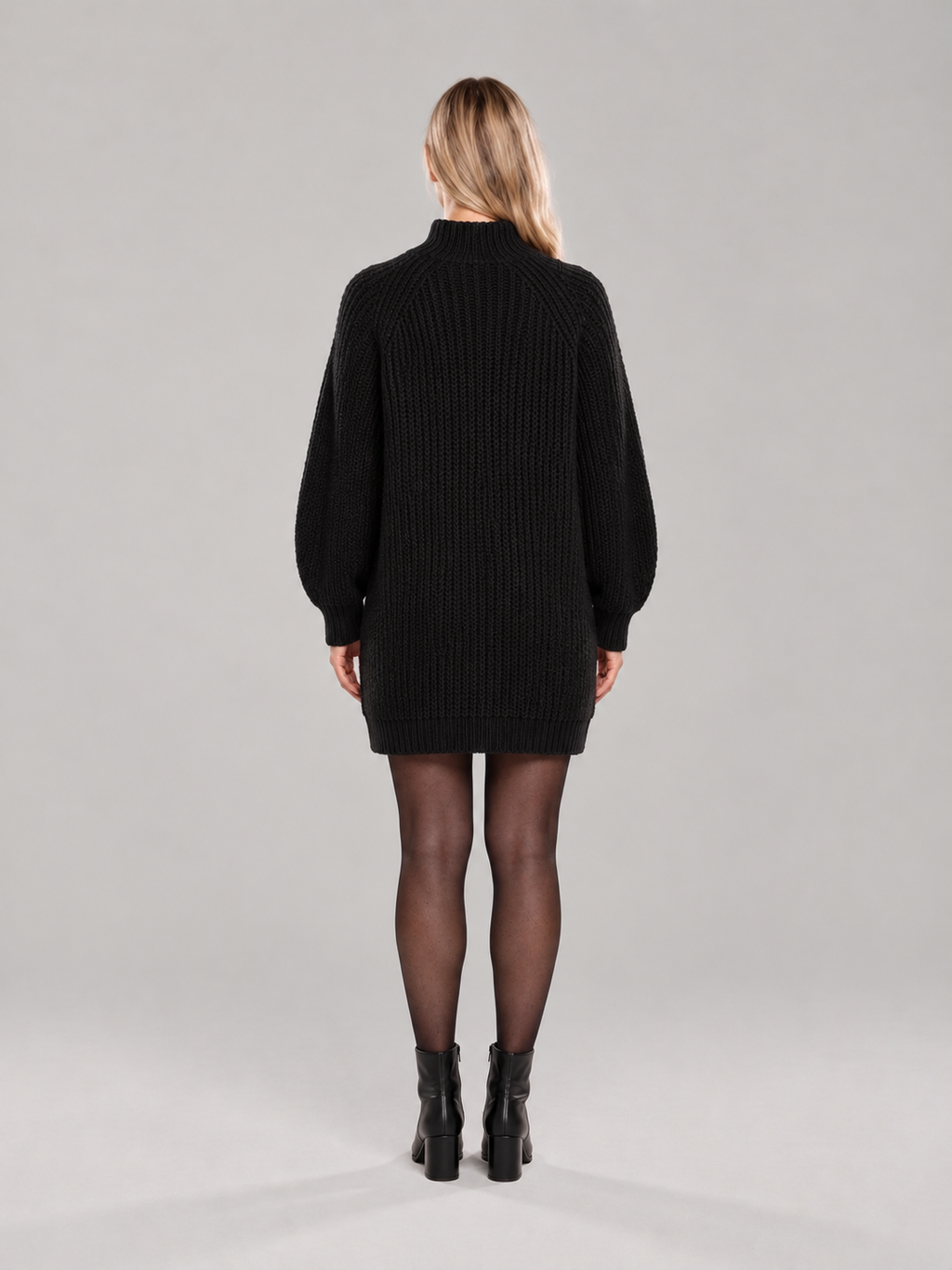 Adrienne - dames trui met hoge col en oversized pasvorm