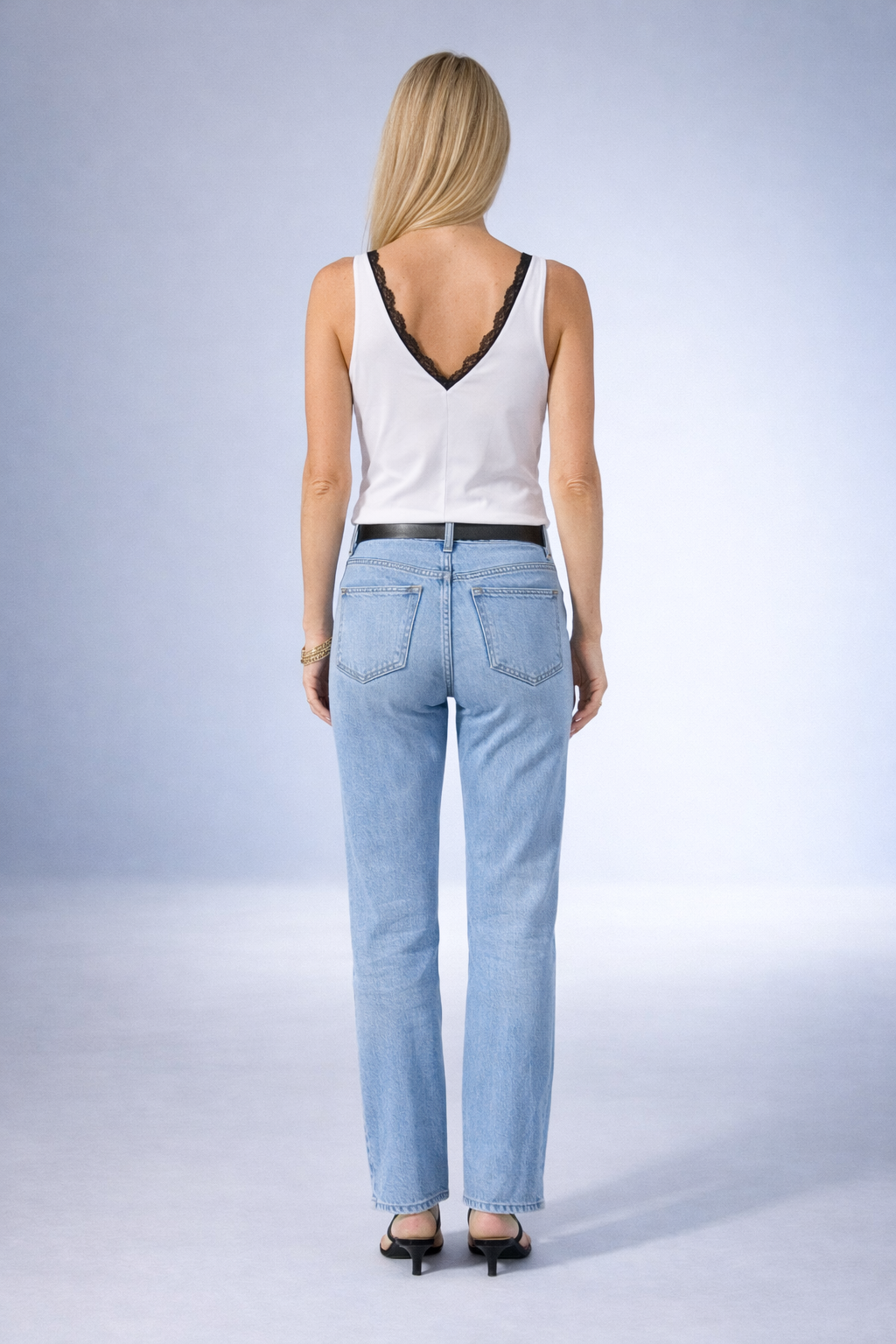 Carla – Witte En Meerkleurige Dames Top Met Kanten Afwerking