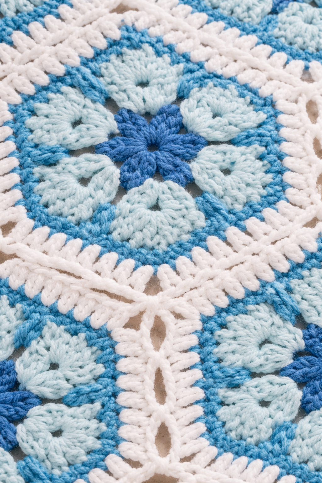 Claudia – Blauwe Dames Mini Jurk Met Gehaakt Bloemenpatroon