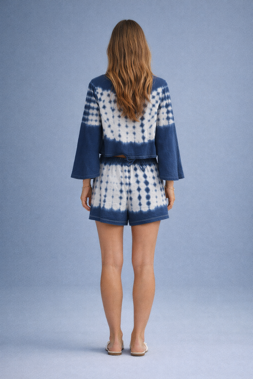 Chrisje – Donkerblauwe En Meerkleurige Dames Top Met Klokmouwen