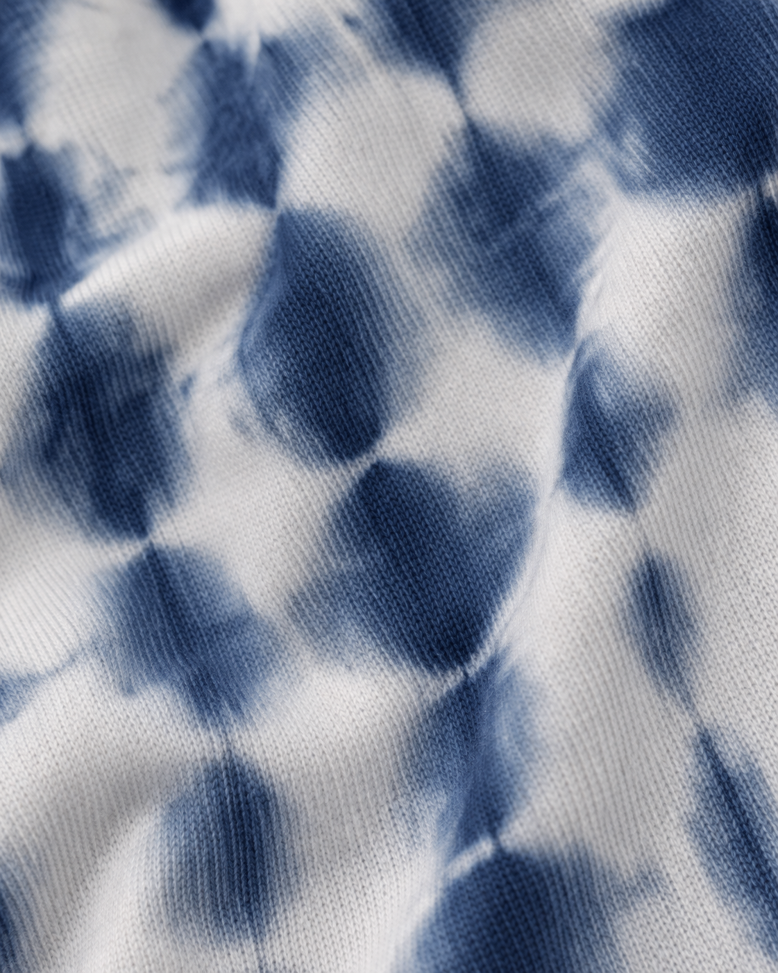 Chrisje – Donkerblauwe En Meerkleurige Dames Top Met Klokmouwen