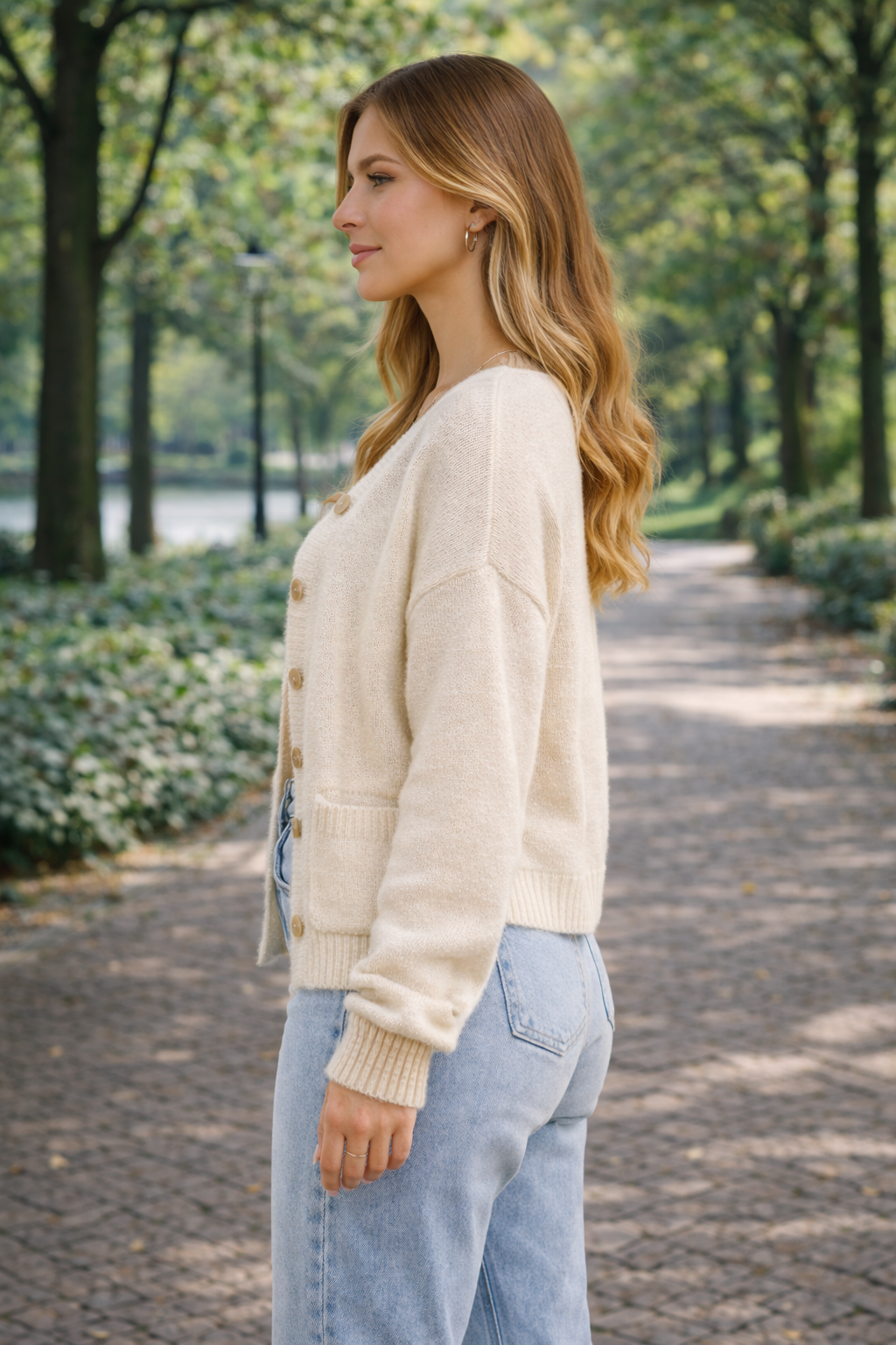 Elvara – Crèmekleurig Dames Vest Met Contrasterende Biezen