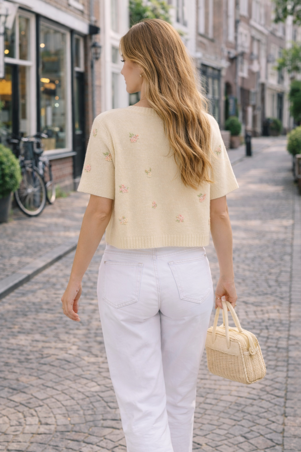 Roselinde – Lichtbeige Dames Vest Met Kralen En Bloemenborduursel