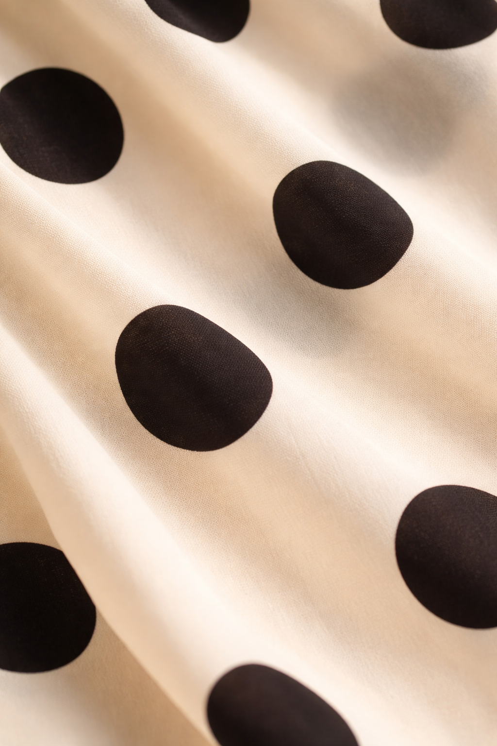 Nadile – Crème Meerkleurige Dames Top Met Stippenpatroon