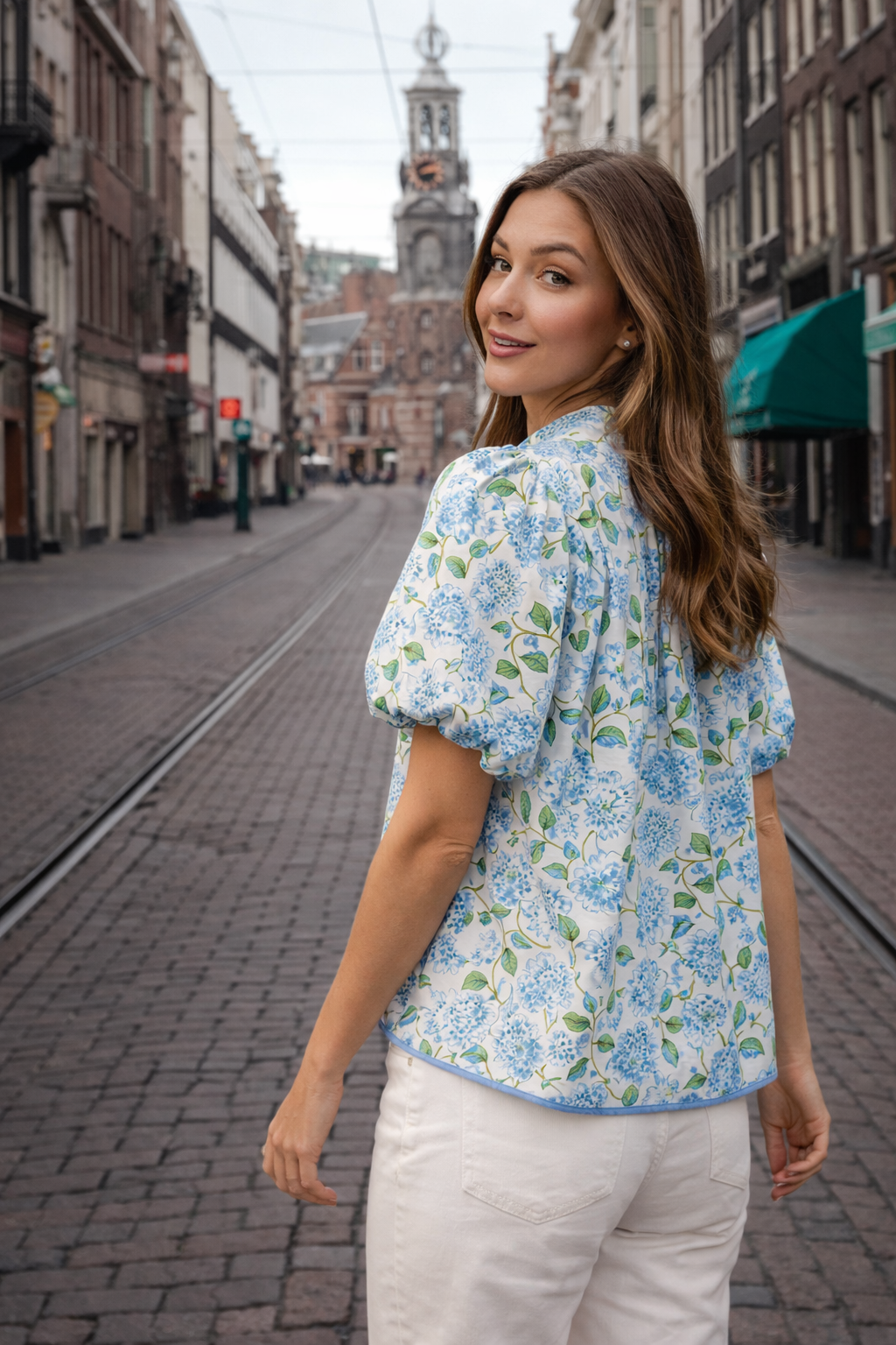Amke – Lichtblauwe Dames Blouse Met Bloemenprint