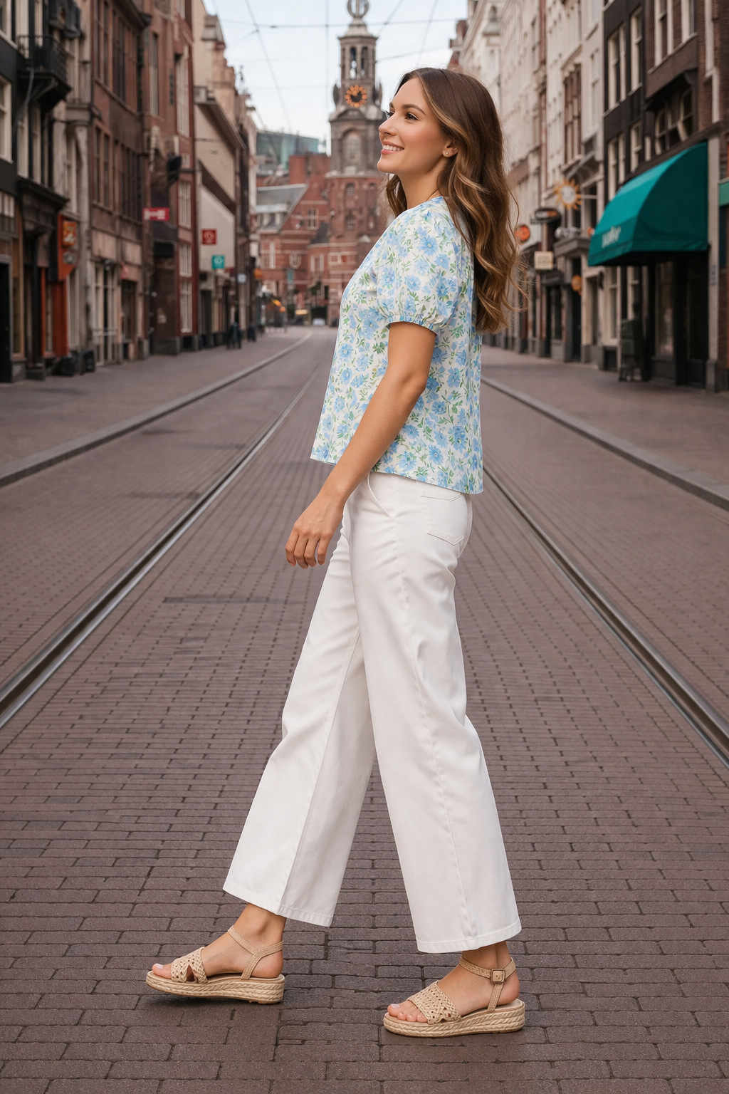 Amke – Lichtblauwe Dames Blouse Met Bloemenprint