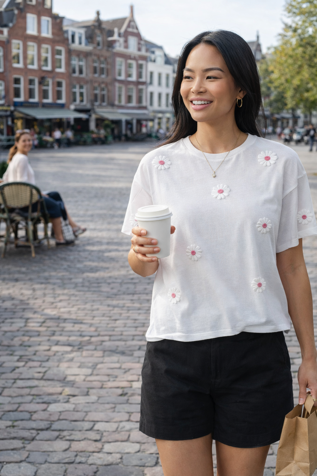 Annelijn – Witte Dames Top Met 3D Bloemendetails