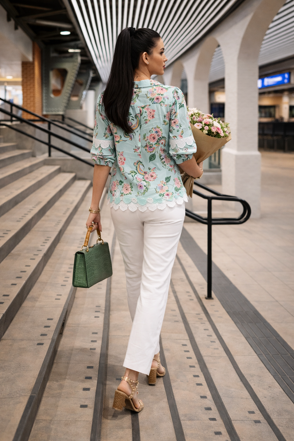 Annemiek – Saliegroene Dames Blouse Met Paisleyprint