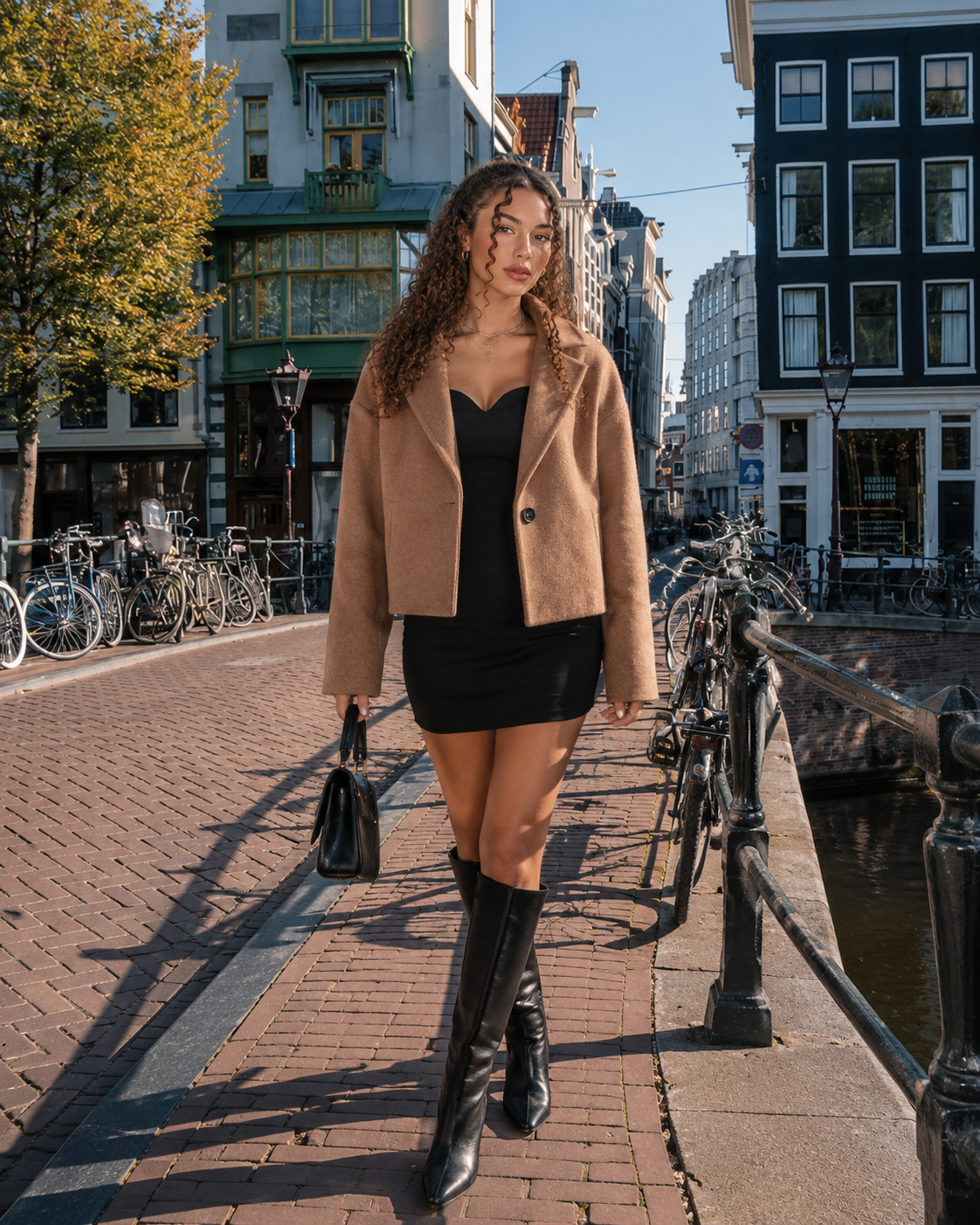 Inez - Korte Damesjas met Reverskraag en Goudkleurige Knopen